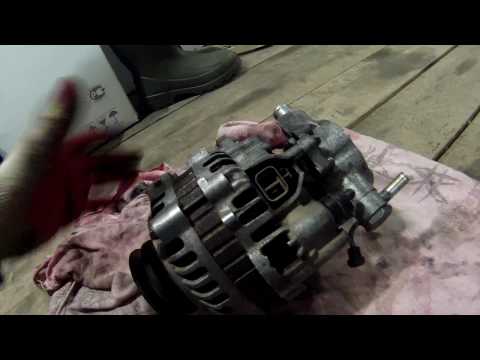 Видео: Снятие генератора на паджеро-2, двигатель 4D56.