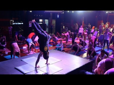 Видео: Сулык Юрий на “Carpathian Yoga Fest-2015” (стойки на руках)