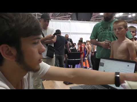 Видео: Взвешивание борцов на турнире Кингдом-10 в Грозном.