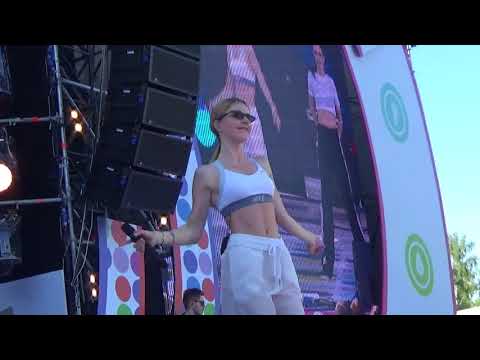 Видео: Юлианна Караулова(#Годдобровольца2018,#Годдобра,Парк Сокольники,2.6.18)