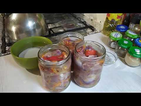 Видео: Консервы из куриных желудков с овощами.