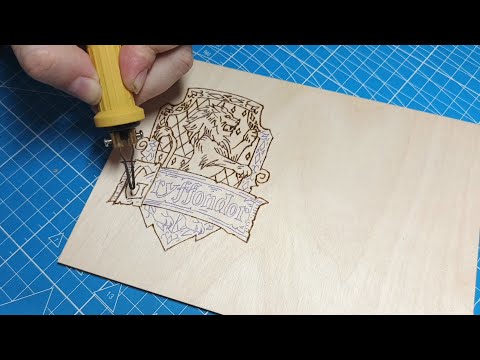 Видео: Ручное выжигание по дереву. Герб Гриффиндор, часть 1. #woodburning