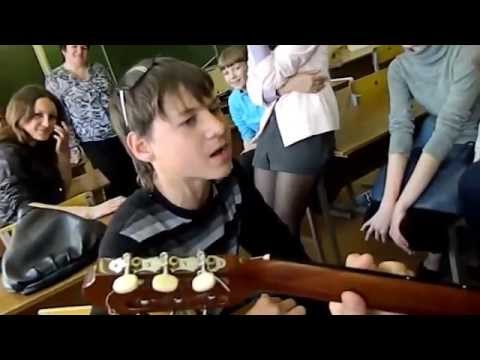 Видео: Чётко зачитал рэп в школе