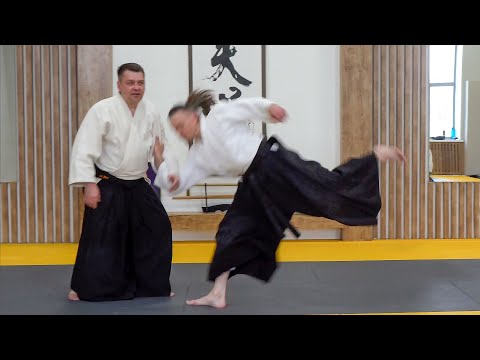 Видео: Айкидо, работа с прямолинейной атакой.
