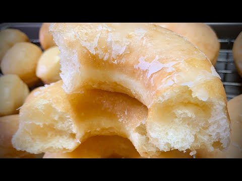 Видео: Лучший рецепт глазированных пончиков. Они получаются невероятно лёгкими, воздушными и в меру слад...