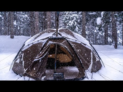 Видео: Одиночный поход в сильный снегопад | Чувствуйте себя комфортно в жаркой палатке