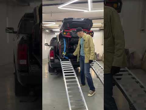 Видео: Выкaтная платфopма для перевозки квадроцикла в пикап Dodge Ram