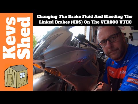 Видео: Honda VFR800 VTEC 2003 года. Замена тормозной жидкости и прокачка тормозной системы (CBS)