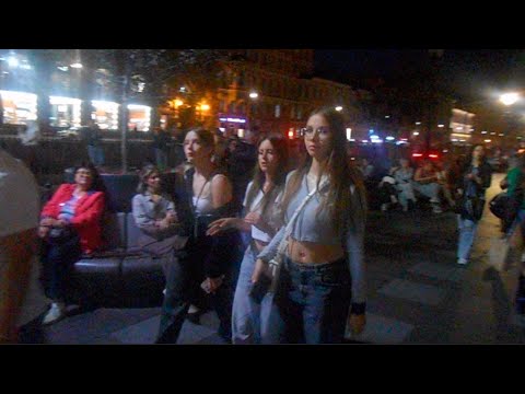 Видео: Уличные музыканты Питер Арсений и Максим на Невском 9 сентября - Выше домов