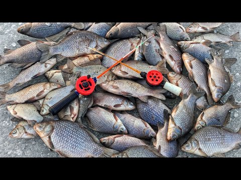 Видео: КАРАСИ ЛАПТИ ОТБИРАЮТ ЛЕСКУ!Ловля карася зимой Рыбалка в январе 2025