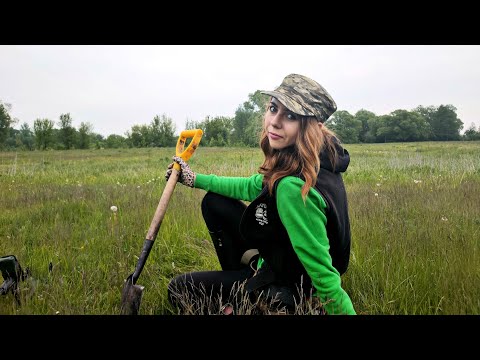 Видео: Коп 2022. Старинные монеты на старых дорогах. Девушка копает монеты с металлоискателем.