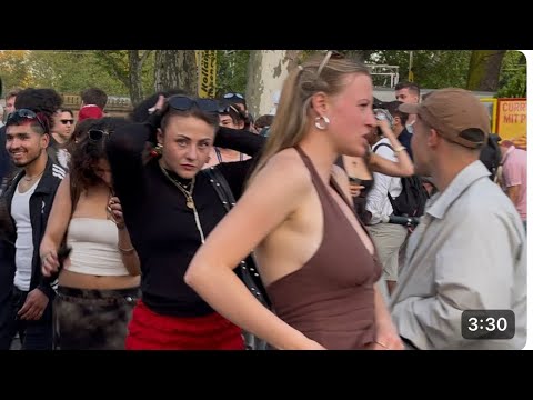 Видео: Безумная ночная жизнь в Берлине, Германия, после полуночи красивые одинокие девушки тусуются в 4K