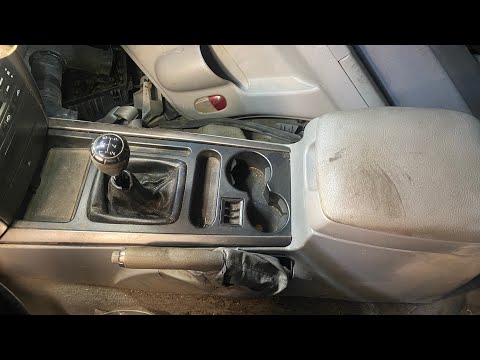 Видео: Снимаю консоль с Подлокотником  Kia Sorento 1 Как снять ? В чём секрет ?