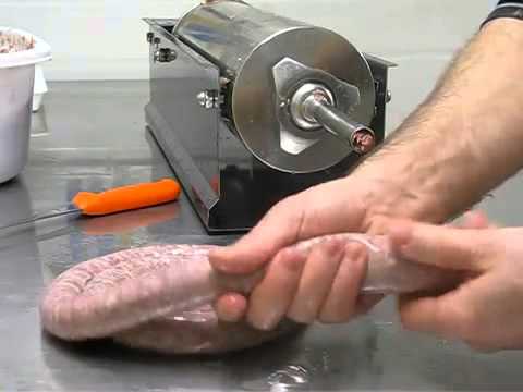 Видео: Трехлитровый горизонтальный шприц для колбас в работе