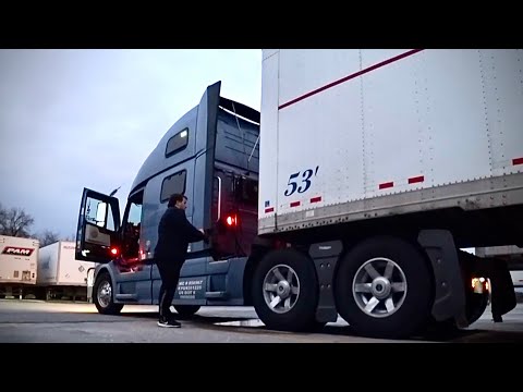 Видео: Дальнобой США/ Рабочие будни...Обед в KFC/ Уборка в грузовике..