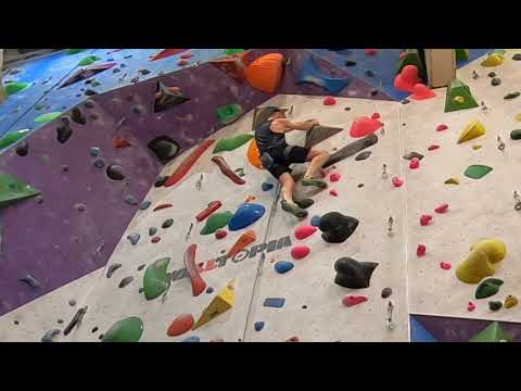 Видео: Скалолазание в зале  -  Оранжевая 7а