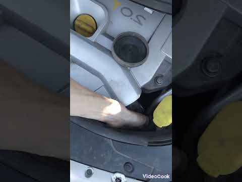 Видео: Лучший способ замены лампочки ближнего или дальнего света на Renault Scenic 2