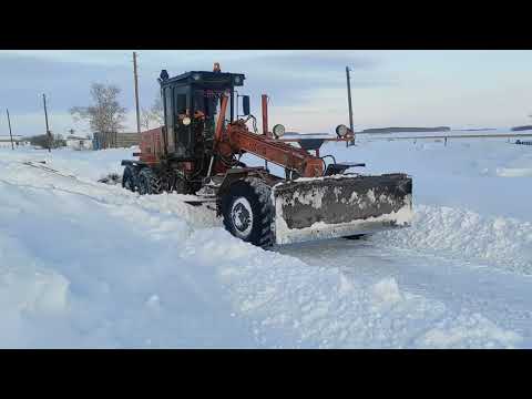 Видео: Грейдер чистит деревню.Снежная весна 2021 года.