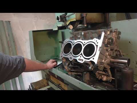 Видео: Toyota engine 1GR-FE - шлифовка блока после перегрева