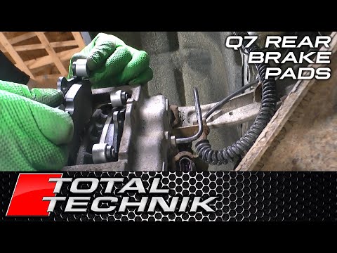 Видео: Как заменить задние тормозные колодки - Audi Q7 - TOTAL TECHNIK