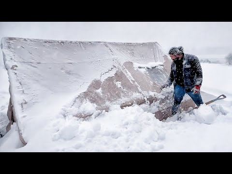 Видео: МЫ ПОПАДАЮТ В СНЕЖНУЮ БУРАНЮ!! | Палаточный лагерь с печкой