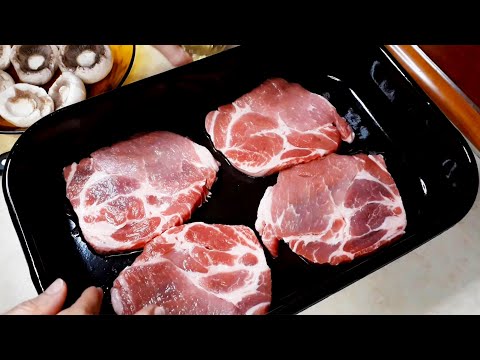 Видео: Нежно сочно и вкусно - стейки из свиной шеи с грибами в духовке