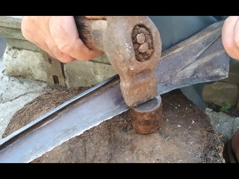 Видео: Как клепать косу правильно. Попросил отца показать