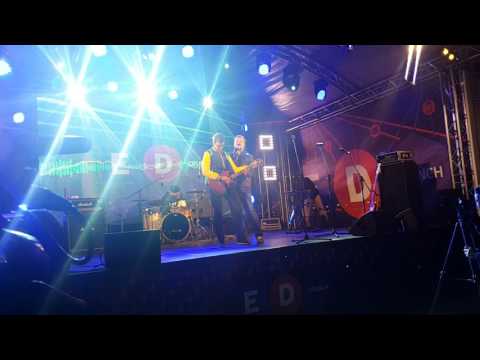 Видео: Пушной учит играть на гитаре без опыта