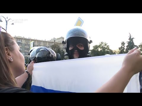 Видео: Девушка с флагом и ОМОН. Протесты в Москве