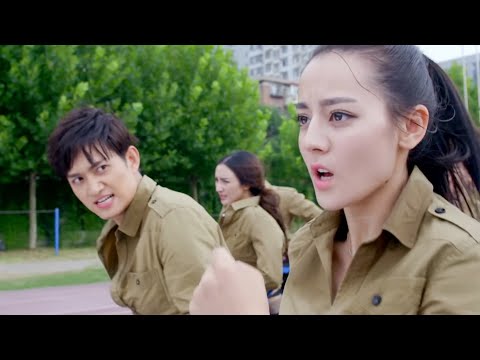 Видео: Человек посмотрел на девушку, но она легко выиграла его в гонке под нагрузкой!