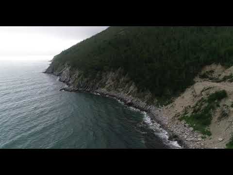 Видео: Магадан 2025 полет 5 от 19 июля красивый полет по скалам правой части бухты реки Окса DJI 0259