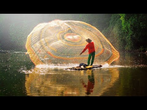 Видео: НАКИДКА СНОВА УДИВИЛА!!!ЧТО НИ ЗАБРОС-ТО УДАЧА!!! Рыбалка на кастинговую сеть с лодки!!!