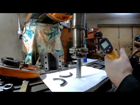 Видео: Регулюємо підшипники, шпиндель 676 фрезерний (Комунарас 1963р)