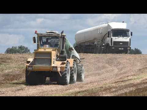 Видео: : Легендарный Кировец К-700 в деле: Известкование почвы!