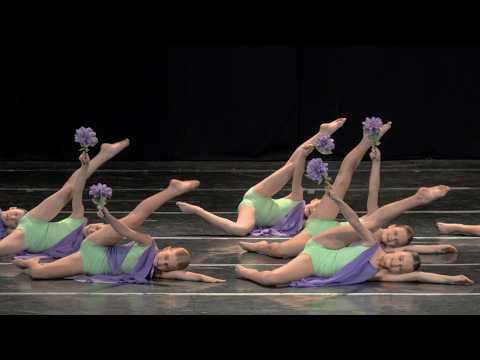 Видео: "Нежность лепестков" Современный танец. Возраст 7-10