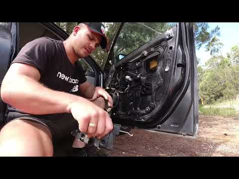 Видео: Как заменить привод механизма замка двери Mazda 3 2003-08