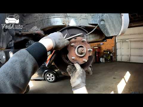 Видео: Toyota Rav 4 III замена тросов ручника и задних дисков