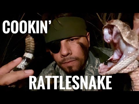 Видео: Я поймал и приготовил гремучую змею в костюме змеи из Metal Gear Solid