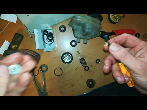 Видео: Ремонт ГТЦ (главного тормозного цилиндра) Renault 19