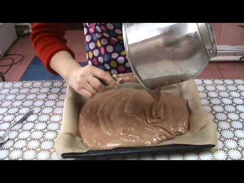 Видео: Делаем шоколадные коржи и собираем торт