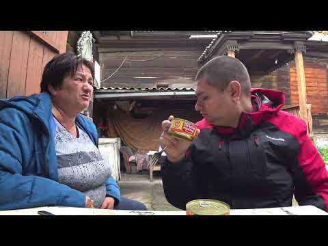 Видео: Обед в ограде с Мамой! Консерва печень трески! Мамина килька в томатном соусе!