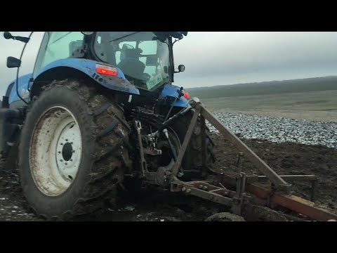 Видео: ❗❗зламали плуга😱❗❗апаратура застукала, стовпи задовбали 😩😫❗ New Holland T6050  оранка продовжується