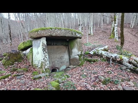 Видео: Видео 18 (часть 2) - Дольмен с козырьком на портальных плитах (Анастасиевка)