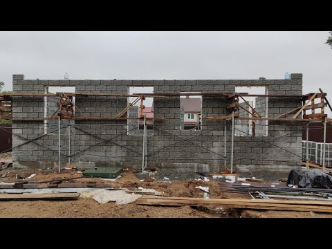 Видео: Одноэтажник 11*11 с антресолью. Ч.2. Стены из теплоблока. Забор. Коммуникации.