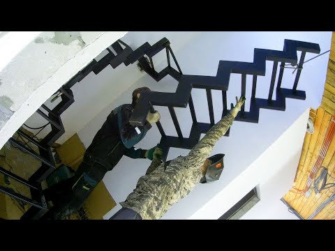 Видео: Закрепили как надо??!  Каркас железной лестницы в дом на второй этаж. Советуем посмотреть!