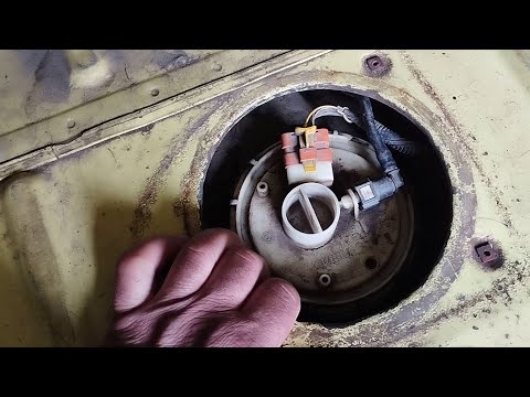 Видео: Как открутить гайку бензонасоса на бензобаке легкового автомобиля