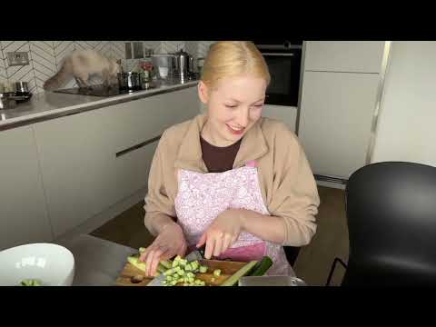 Видео: СИЛЬВИНИТ ГОТОВИТ КРАБОВЫЙ САЛАТ