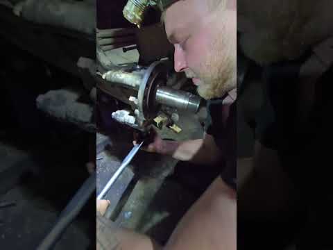 Видео: Замена шкворня на VOLVO FM-X