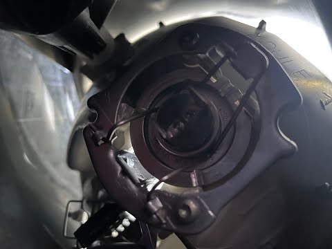 Видео: Peugeot 307 2.0 бензин 2003 год замена ламп ближнего света Н7