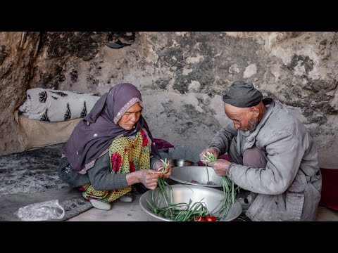 Видео: первобытная жизнь | старые любовники обретают покой в пещере | Деревенская жизнь Афганистана